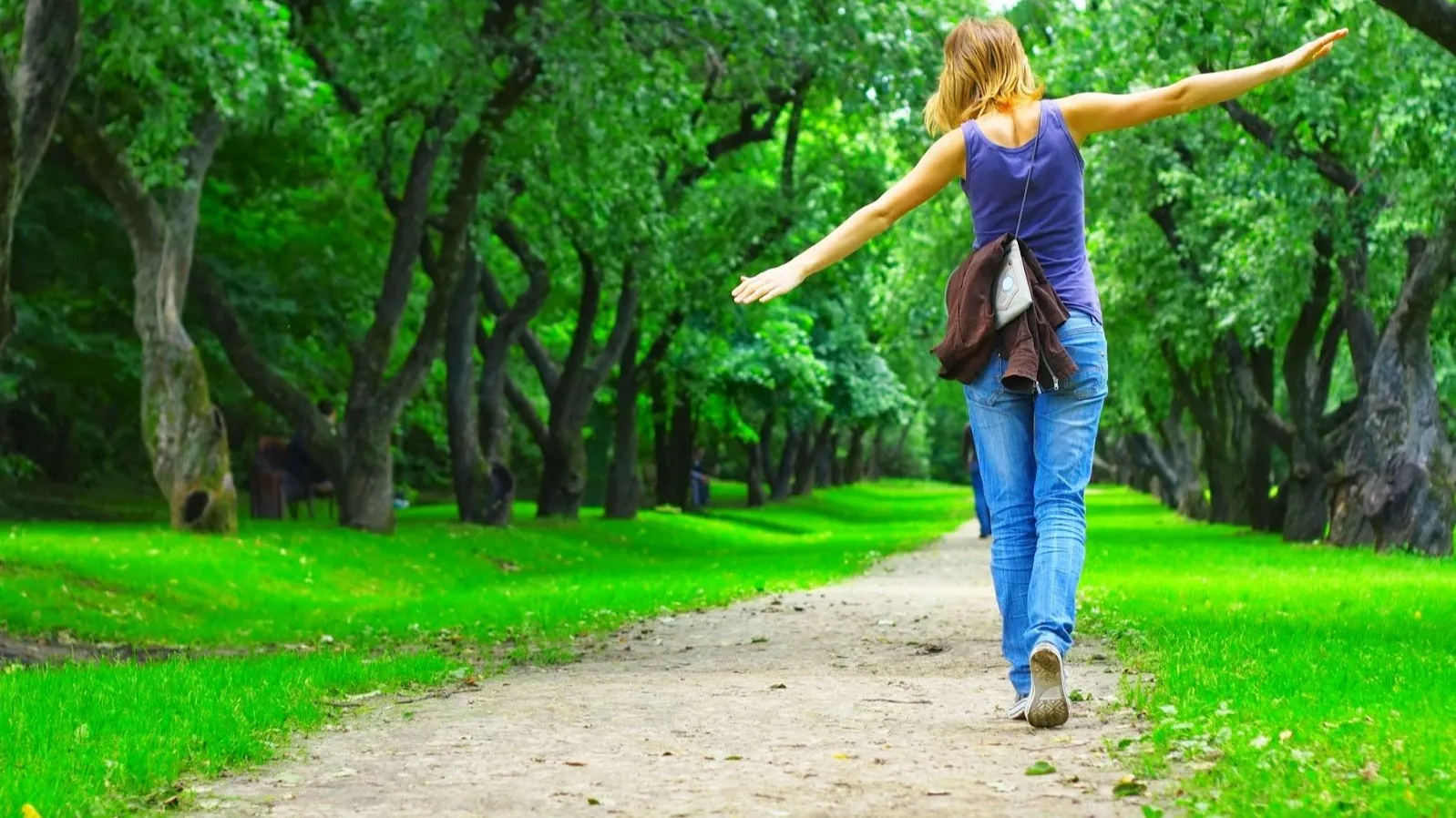 Persona caminando con vitalidad por Monterrey